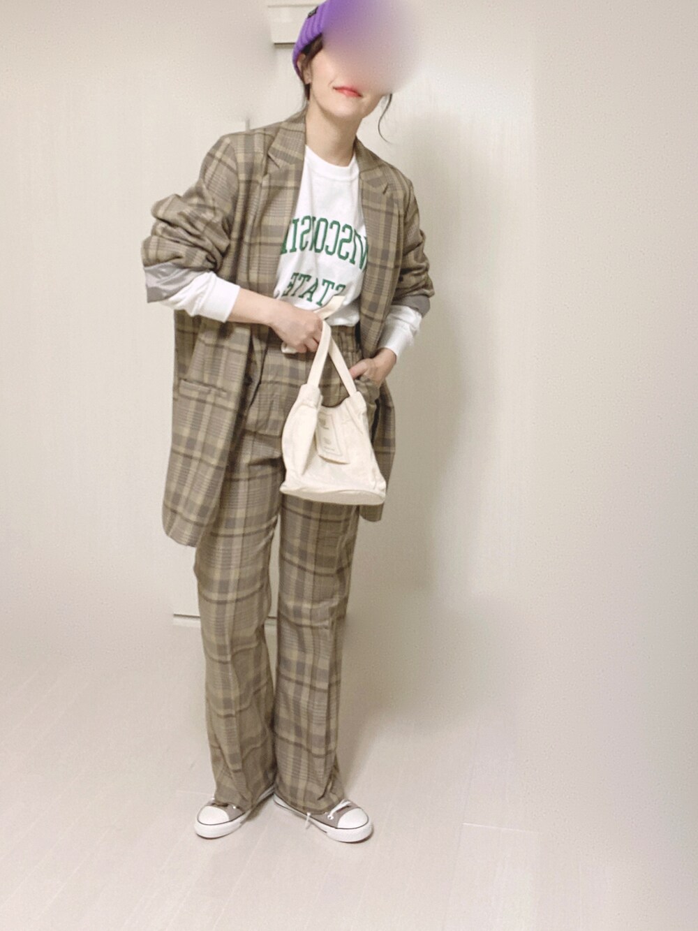 ホワイト系のTシャツ/カットソー、ベージュ系のテーラードジャケット、ベージュ系のその他パンツを着用したレディースの秋コーディネートの2枚目の写真