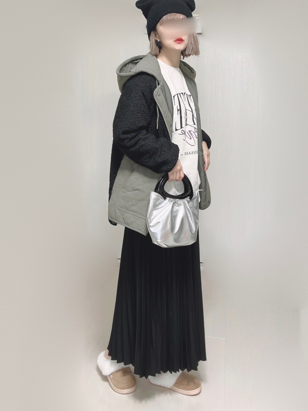 ブラック系のブルゾン、ブラック系のスカート、その他のエコバッグ/サブバッグを着用したレディースの秋コーディネートの4枚目の写真