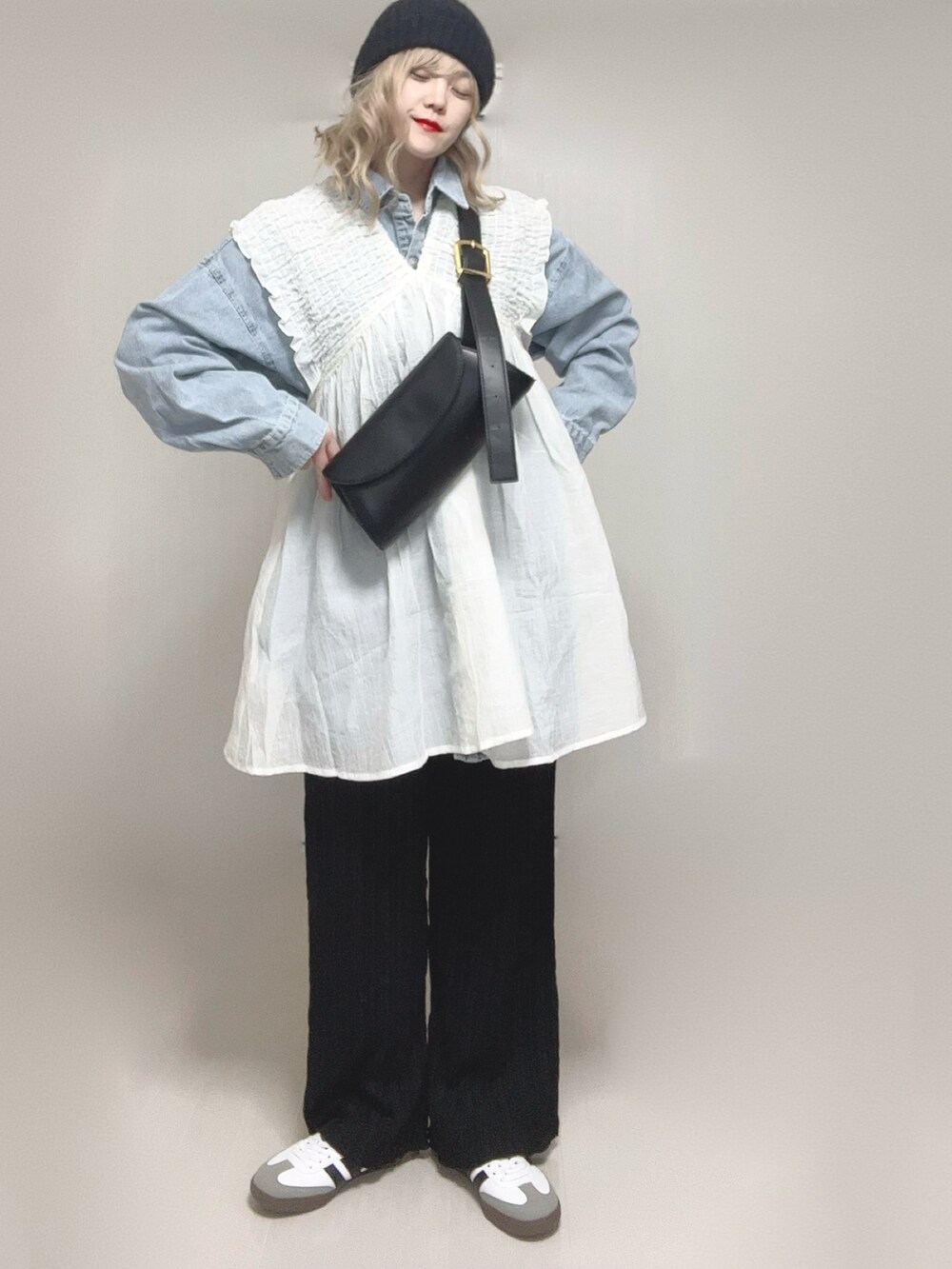 ホワイト系のワンピース、ブルー系のシャツ/ブラウス、ブラック系のその他パンツを着用したレディースの春コーディネートの3枚目の写真