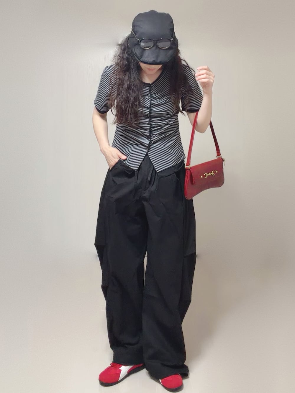 グレー系のTシャツ/カットソー、ブラック系のその他パンツを着用したレディースの夏コーディネートの2枚目の写真