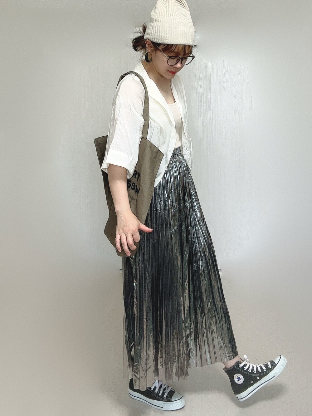 ホワイト系のシャツ/ブラウス、ブラウン系のトートバッグ、シルバー系のスカートを着用したレディースの夏コーディネートの3枚目の写真