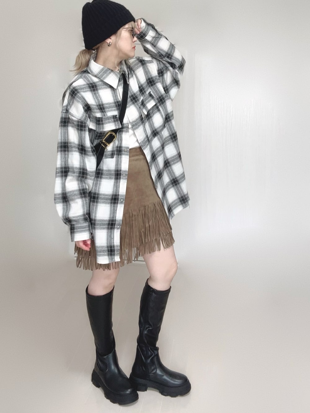 ホワイト系のシャツ/ブラウス、ベージュ系のスカート、ブラック系のブーツを着用したレディースの秋コーディネートの4枚目の写真