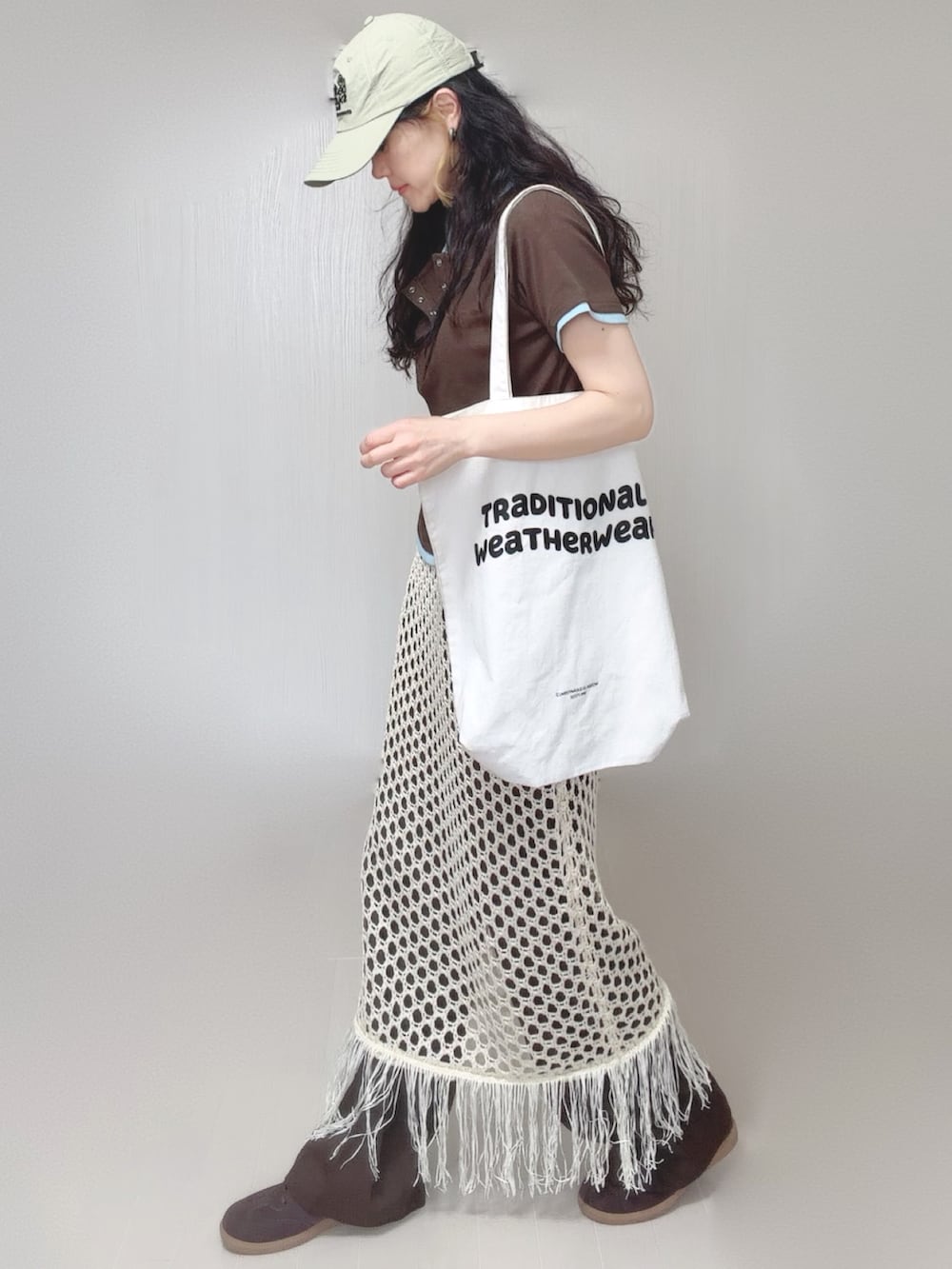 ブラウン系のTシャツ/カットソー、ブラウン系のその他パンツ、ホワイト系のトートバッグを着用したレディースの春コーディネートの2枚目の写真