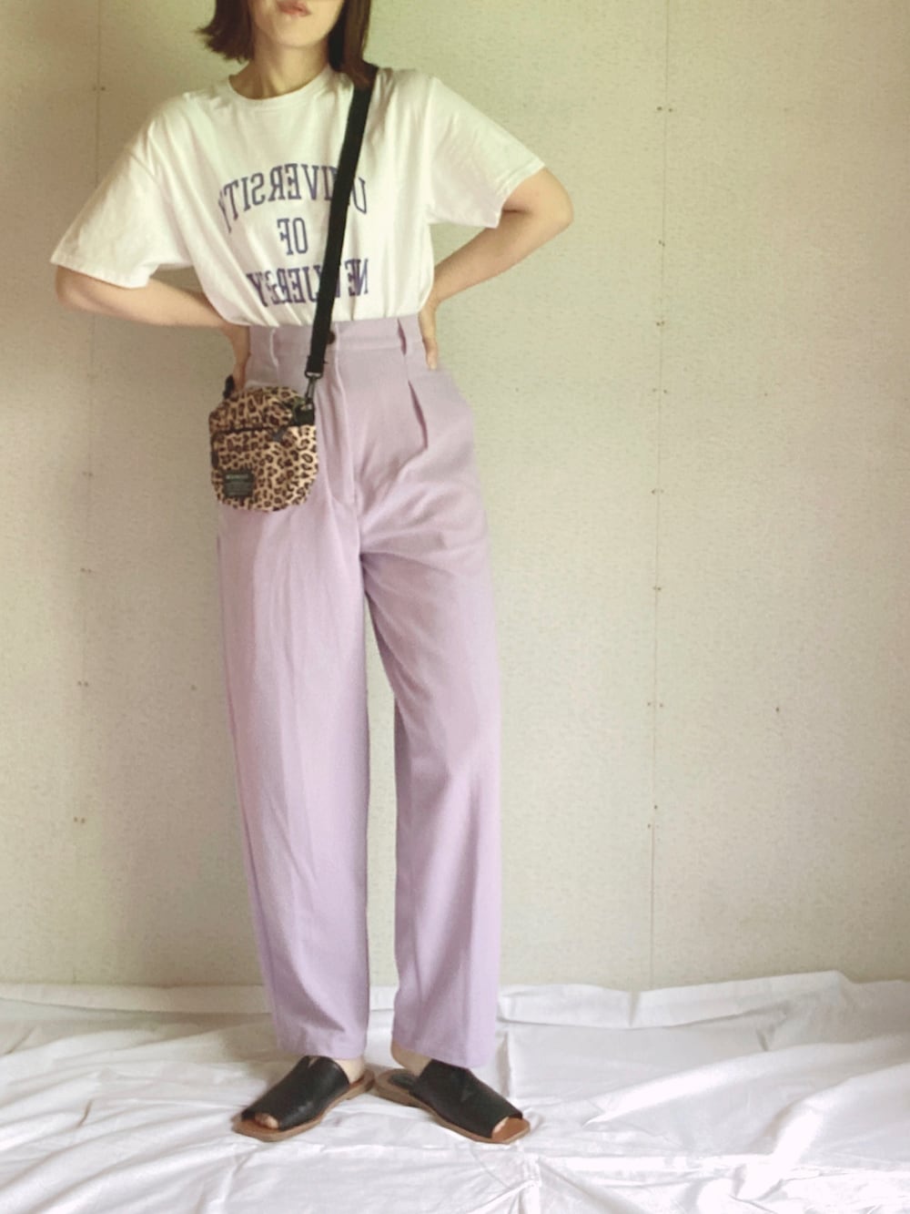 ホワイト系のTシャツ/カットソー、パープル系のその他パンツ、ブラック系のサンダルを着用したレディースの夏コーディネートの2枚目の写真