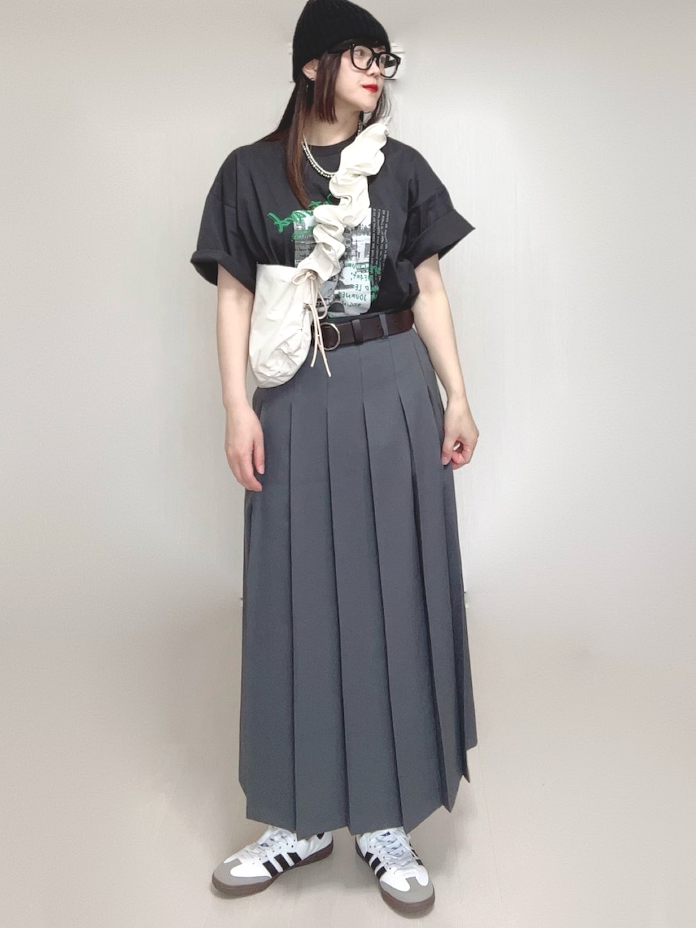 「PR、tiptop、tipコーデ、tiptop_pocket、フォトT、プリーツスカート、ウエストマーク、トートバッグ、ニット帽、adidas、メガネ女子、低身長」｜「tiptopのアソートフォトロゴBIGTシャツ（Tシャツ/カットソー、グレー系）」を使った、Ⓜ︎さん（骨格ウェーブ・レディース・152cm）の夏コーディネートの4枚目の写真