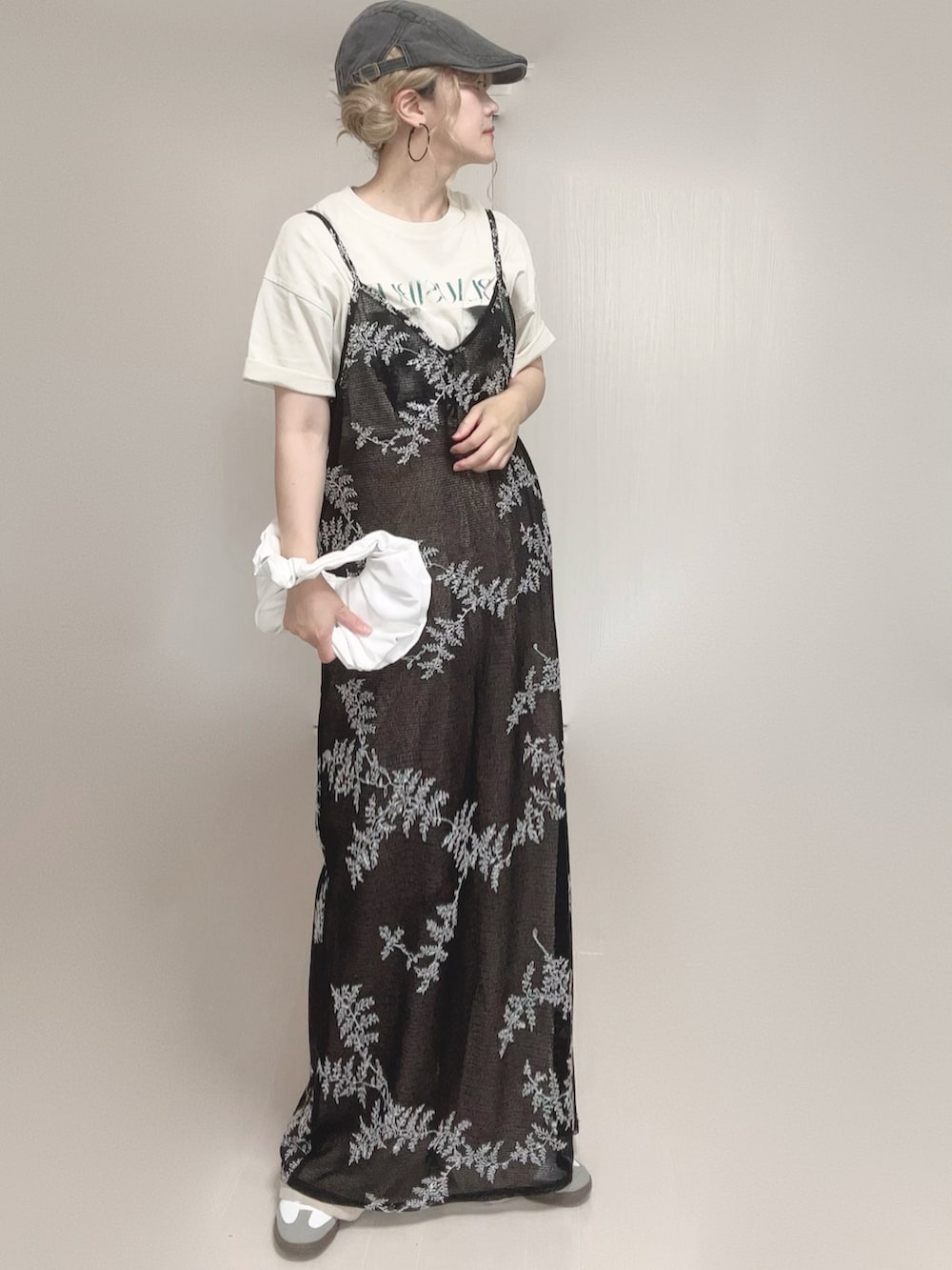 ベージュ系のスラックス、ブラック系のワンピース、ホワイト系のTシャツ/カットソーを着用したレディースの夏コーディネートの4枚目の写真