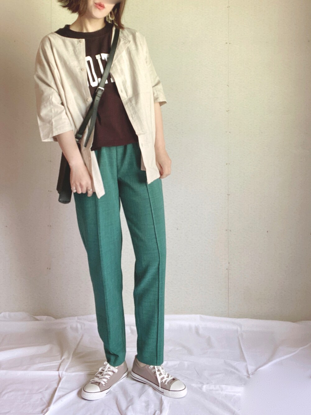 ブラック系のTシャツ/カットソー、ベージュ系のチュニック、ブラック系のショルダーバッグを着用したレディースの夏コーディネートの4枚目の写真