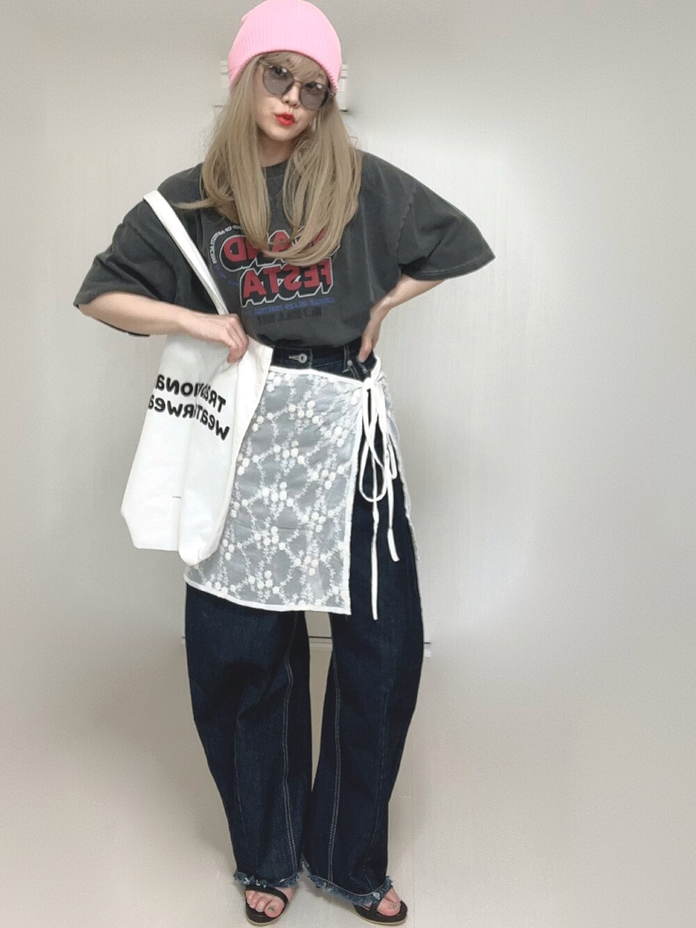 グレー系のTシャツ/カットソー、ホワイト系のトートバッグ、ブラック系のサンダルを着用したレディースの春コーディネートの5枚目の写真