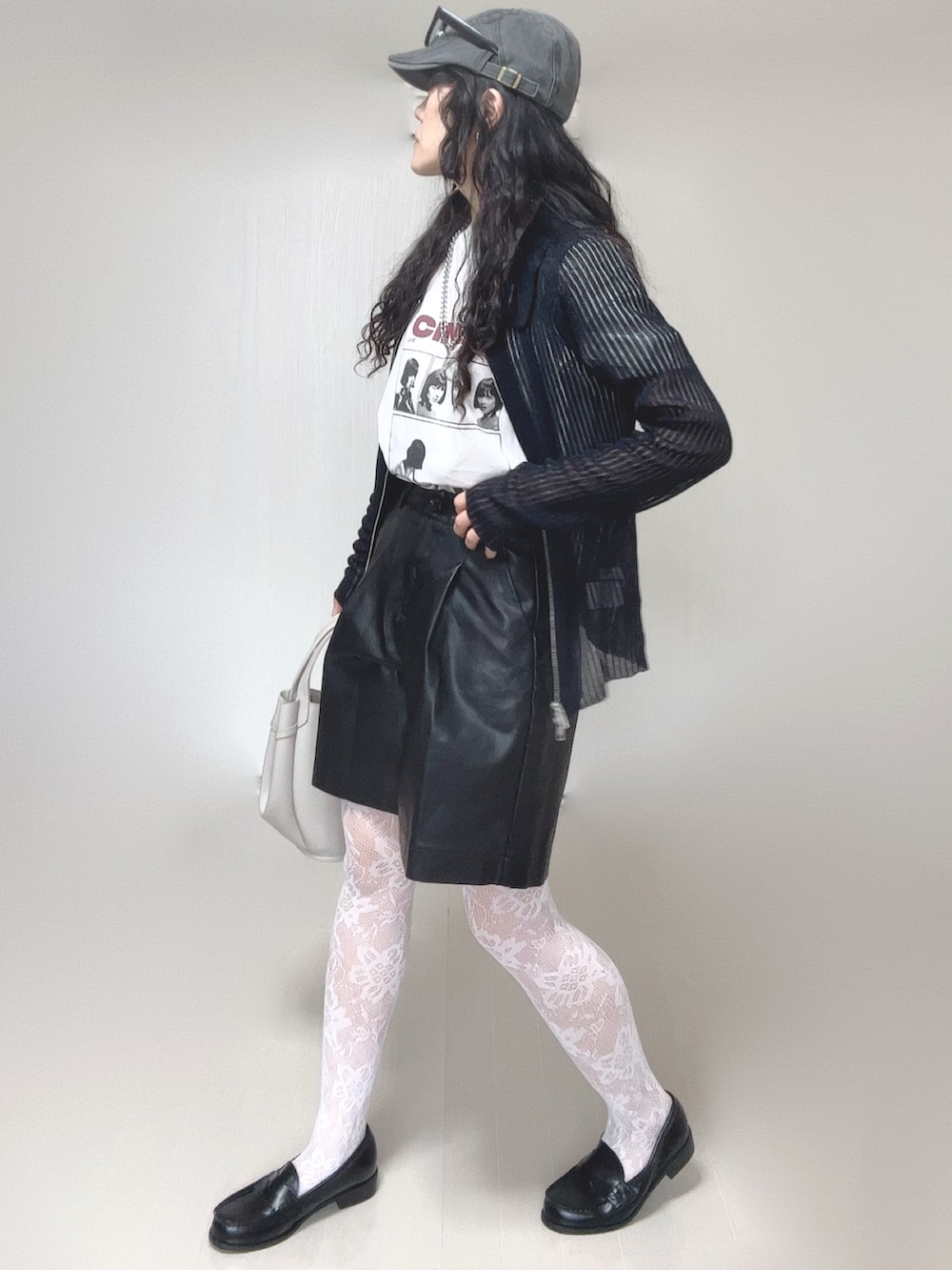 ブルー系のカーディガン/ボレロ、ホワイト系のTシャツ/カットソー、ブラック系のローファーを着用したレディースの春コーディネートの5枚目の写真