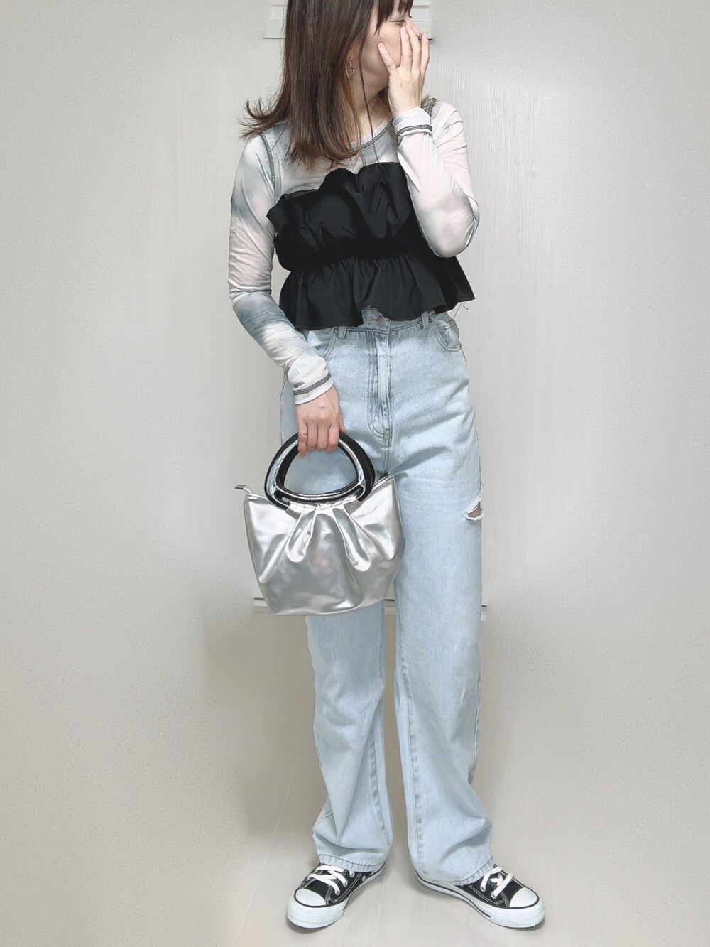 その他のその他トップス、ブルー系のデニムパンツ、ブラック系のスニーカーを着用したレディースの秋コーディネートの4枚目の写真