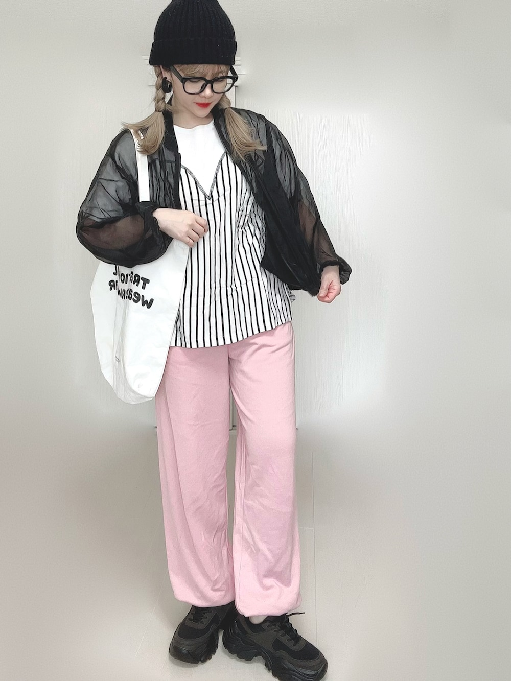 ホワイト系のTシャツ/カットソー、ホワイト系のトートバッグ、ピンク系のスウェットパンツを着用したレディースの春コーディネートの3枚目の写真