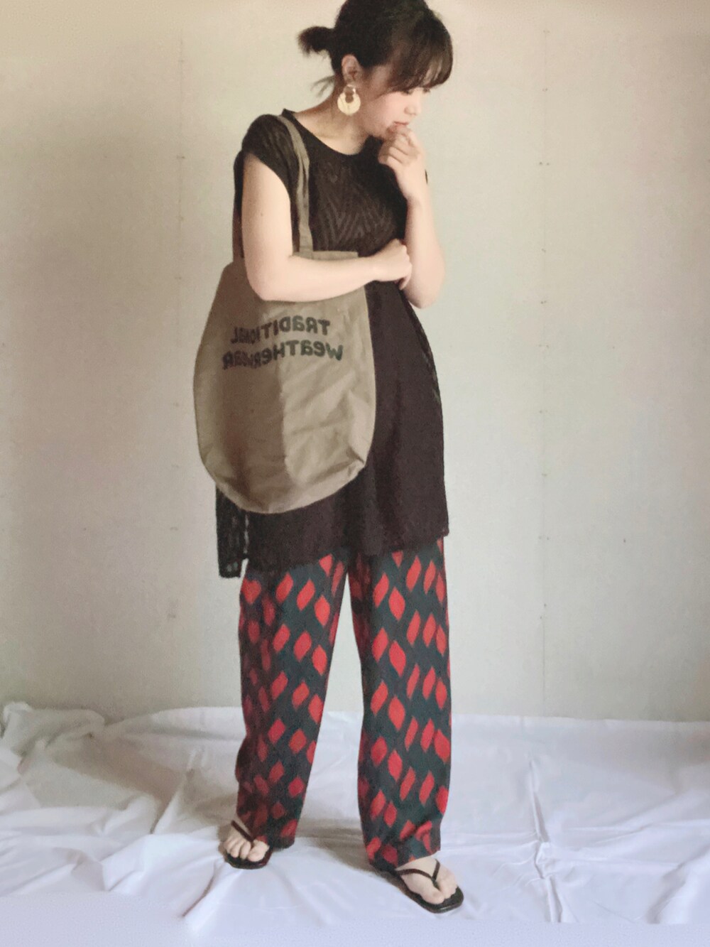 グリーン系のその他パンツ、ブラック系のベスト、ブラウン系のトートバッグを着用したレディースの夏コーディネートの3枚目の写真