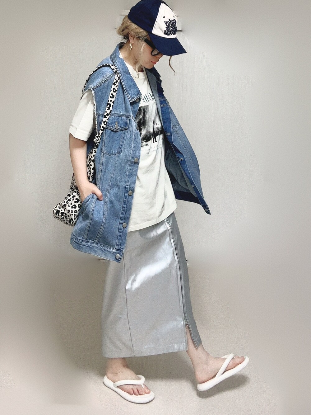 ホワイト系のTシャツ/カットソー、ブルー系のベスト、ホワイト系のトートバッグを着用したレディースの夏コーディネートの3枚目の写真