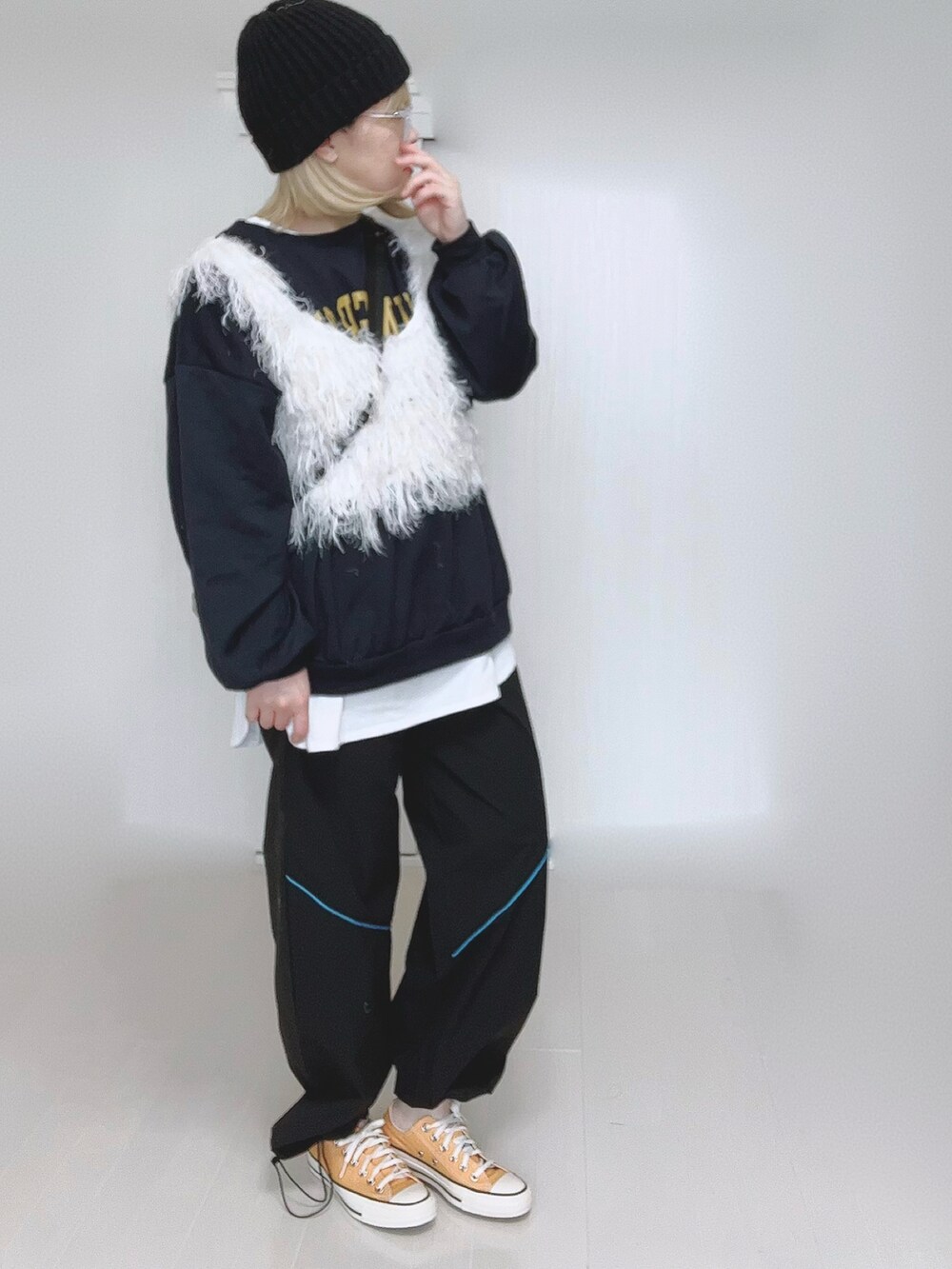 ブラック系のその他パンツ、ホワイト系のベスト、ブラック系のニットキャップ/ビーニーを着用したレディースの冬コーディネートの2枚目の写真