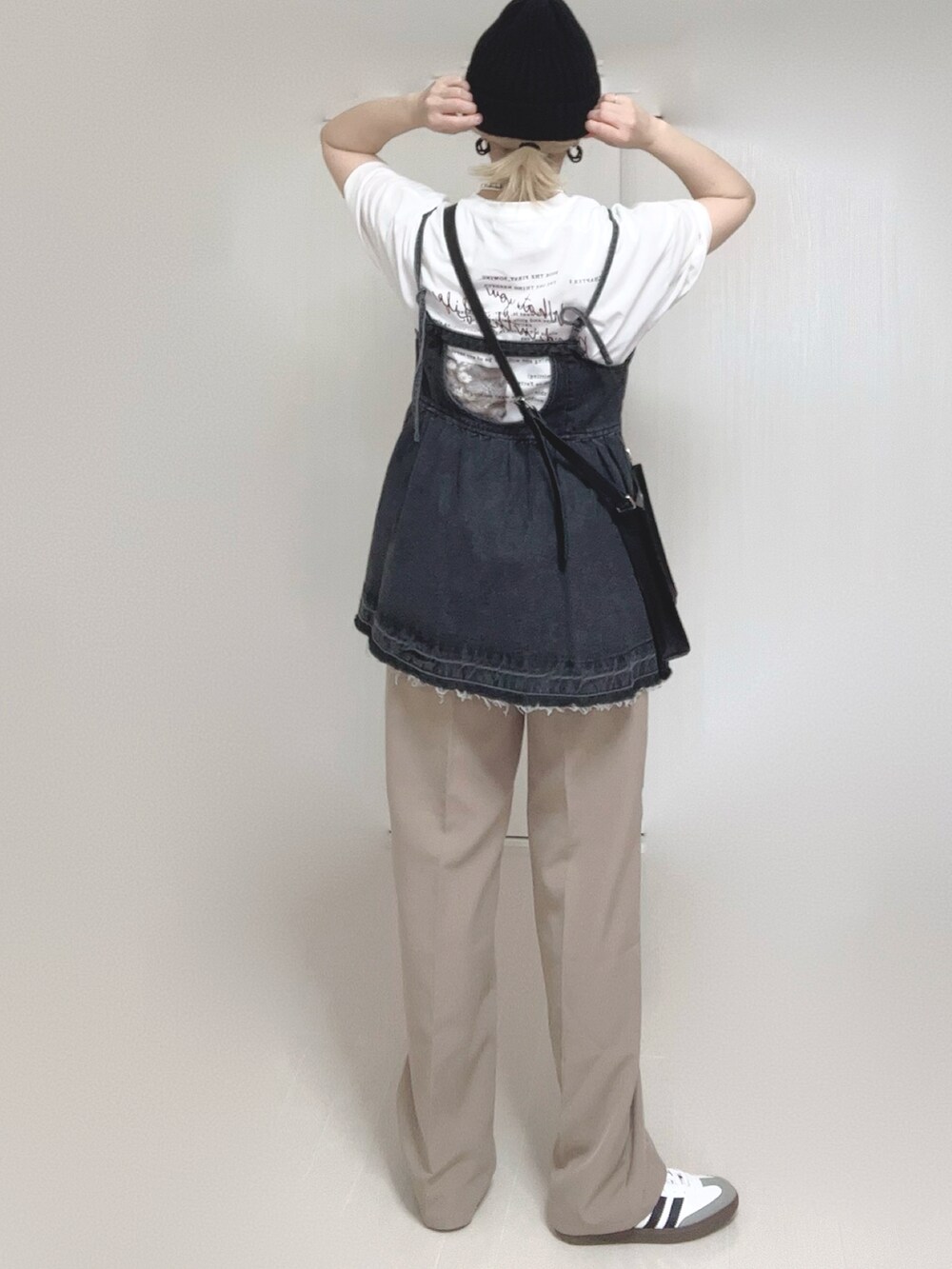 ホワイト系のTシャツ/カットソー、ベージュ系のセットアップ、ブラック系のショルダーバッグを着用したレディースの春コーディネートの4枚目の写真