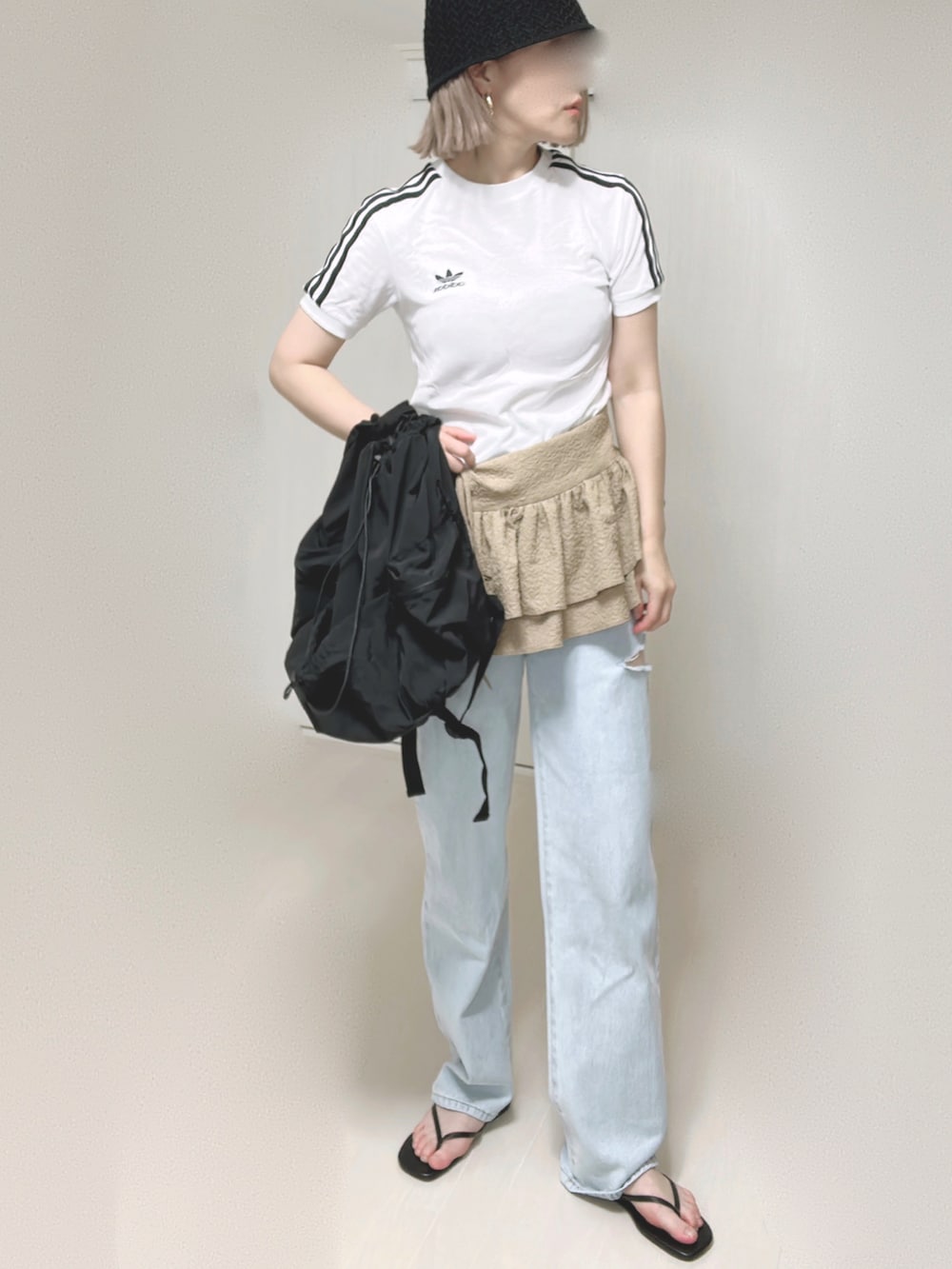 ブラック系のバックパック/リュック、ホワイト系のTシャツ/カットソー、ベージュ系のキャミソールを着用したレディースの夏コーディネートの2枚目の写真