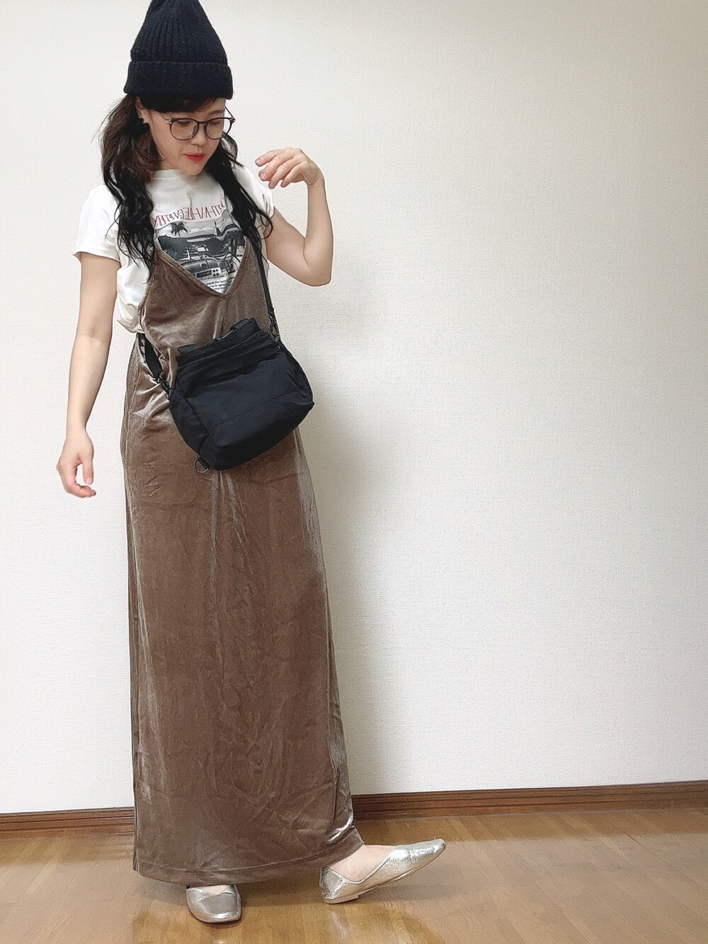 ブラック系のショルダーバッグ、ブラウン系のワンピース、シルバー系のパンプスを着用したレディースの夏コーディネートの5枚目の写真