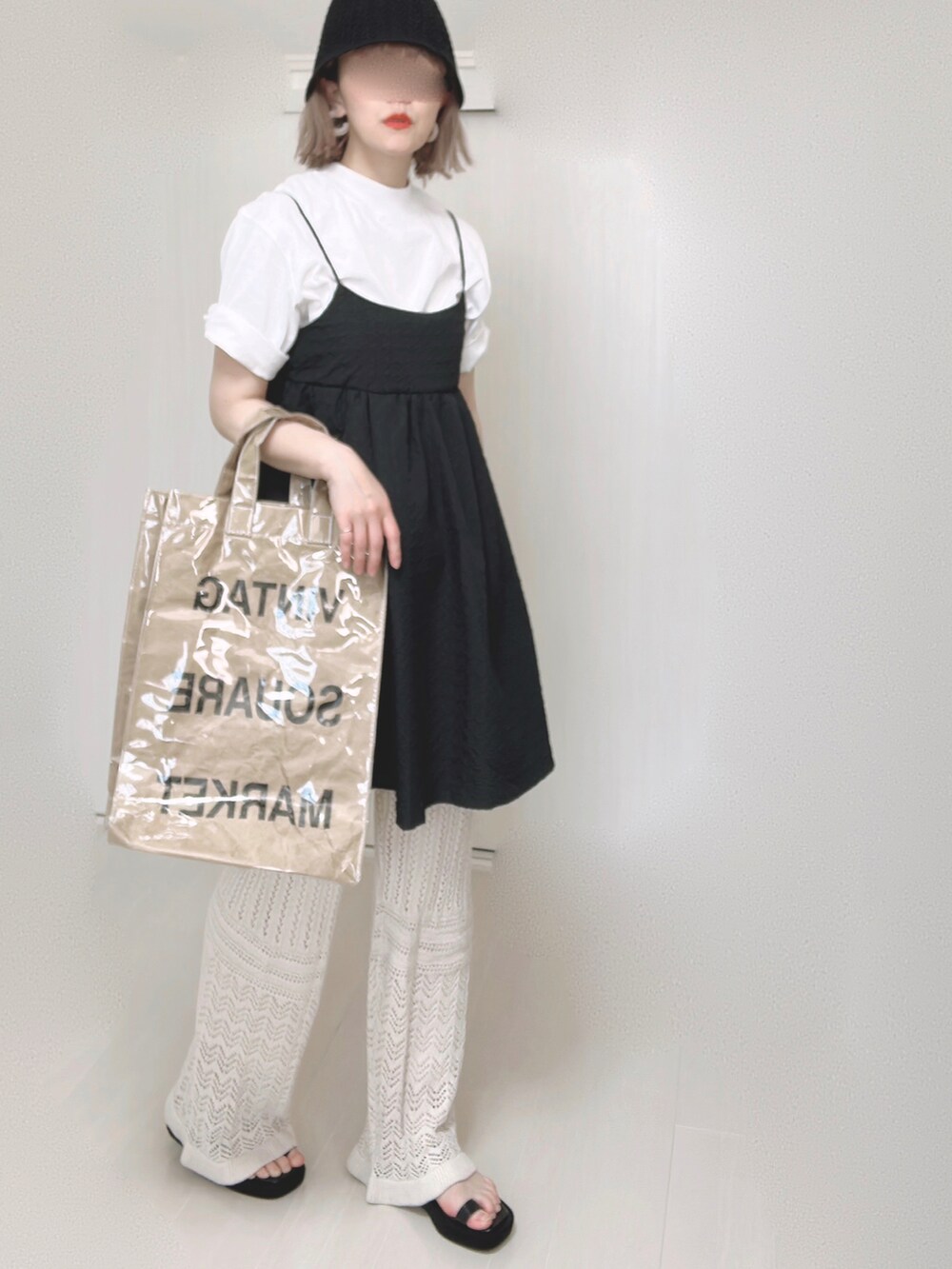 ブラック系のワンピース、グリーン系のトートバッグ、ホワイト系のその他パンツを着用したレディースの夏コーディネートの5枚目の写真