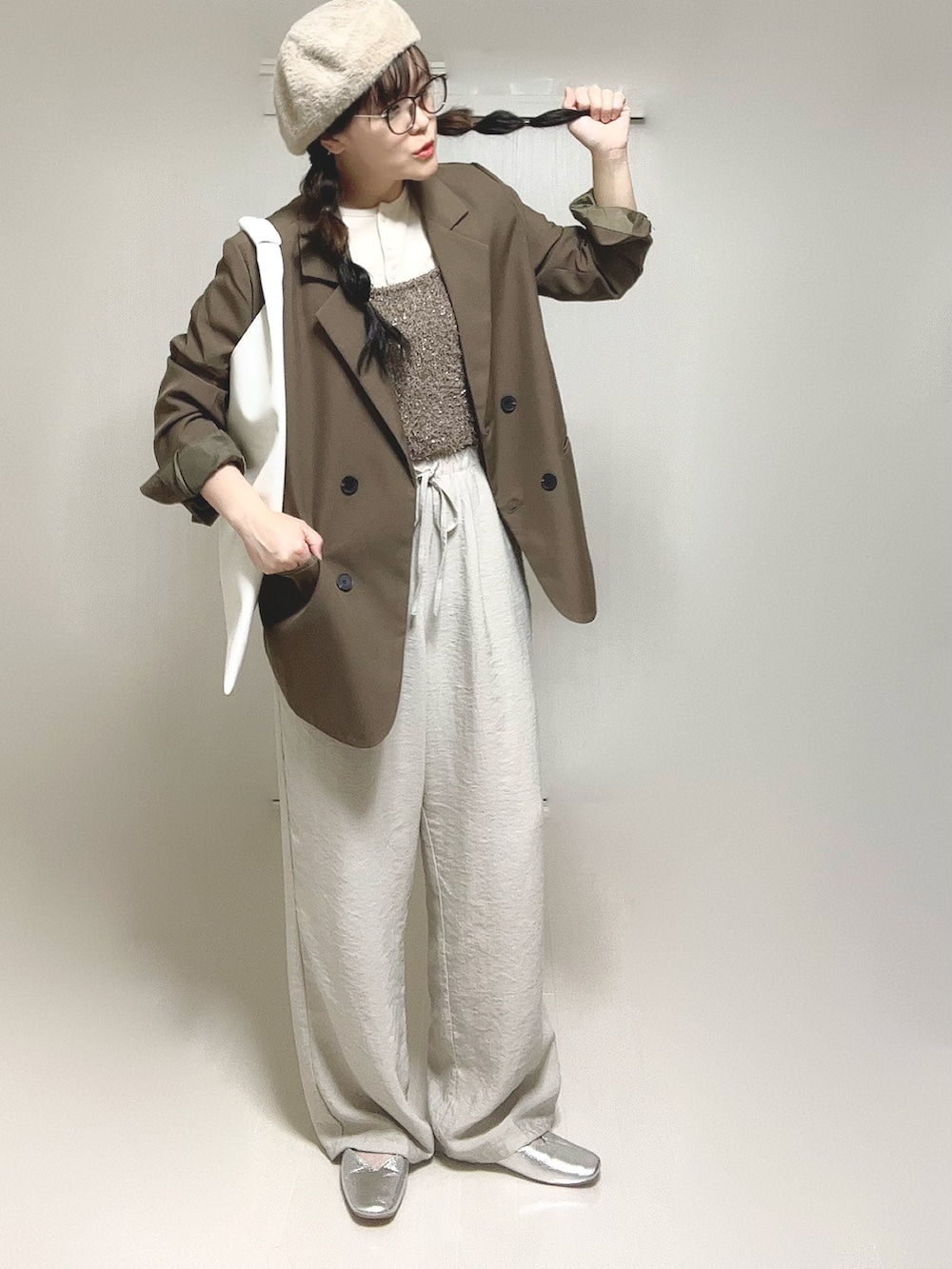 ホワイト系のTシャツ/カットソー、ブラウン系のテーラードジャケット、ホワイト系のショルダーバッグを着用したレディースの秋コーディネートの2枚目の写真