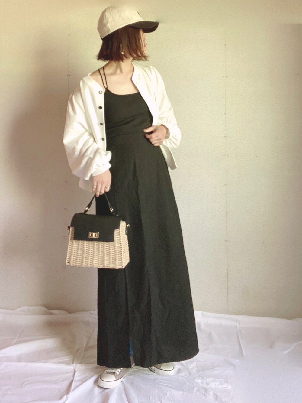 ブラック系のカーディガン/ボレロ、ブラック系のスカート、ブラック系のキャミソールを着用したレディースの夏コーディネートの2枚目の写真