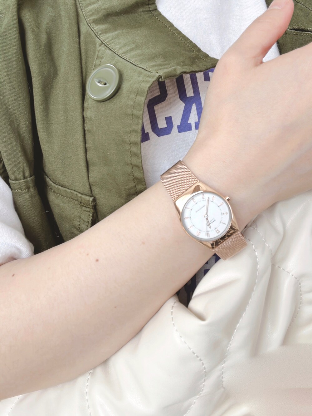 ホワイト系のTシャツ/カットソー、グリーン系のその他アウター、ホワイト系のショルダーバッグを着用したレディースの春コーディネートの2枚目の写真