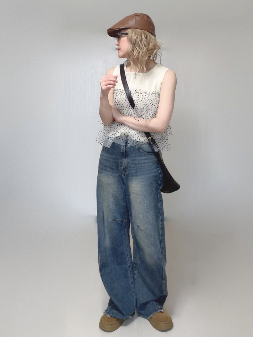 ブルー系のデニムパンツ、ホワイト系のニット/セーター、ベージュ系のシューズを着用したレディースの夏コーディネートの3枚目の写真