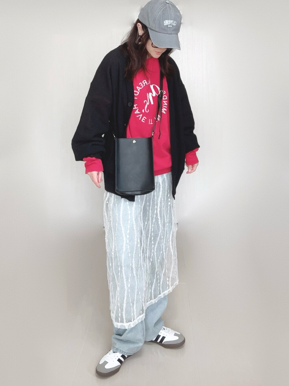 ブラック系のカーディガン/ボレロ、レッド系のスウェット、ブラック系のショルダーバッグを着用したレディースの春コーディネートの5枚目の写真
