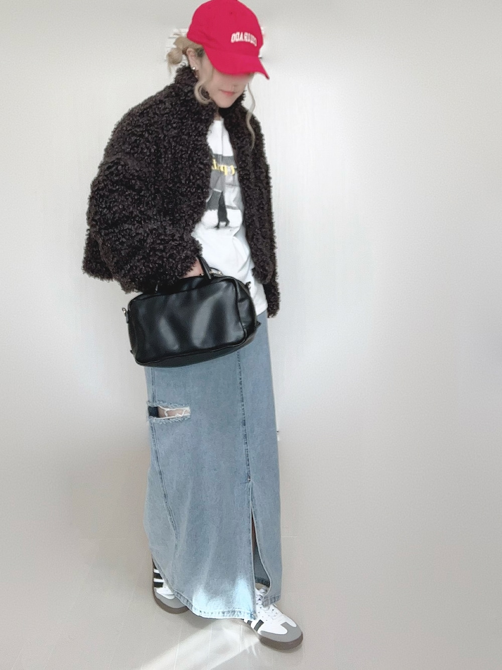 グレー系のブルゾン、ホワイト系のTシャツ/カットソー、ブラック系のボストンバッグを着用したレディースの秋コーディネートの3枚目の写真