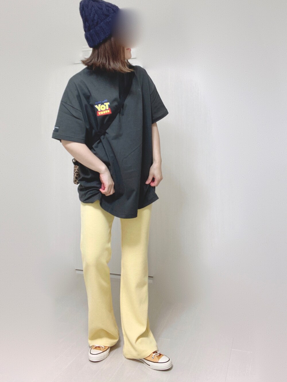 イエロー系のその他パンツ、グレー系のTシャツ/カットソー、ブラック系のスニーカーを着用したレディースの夏コーディネートの5枚目の写真