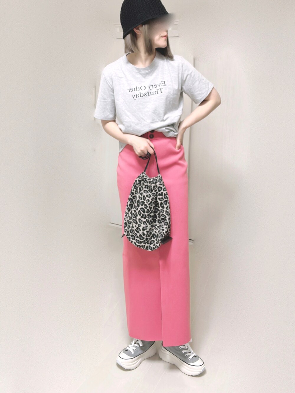 ピンク系のスカート、その他のエコバッグ/サブバッグ、グレー系のスニーカーを着用したレディースの夏コーディネートの2枚目の写真