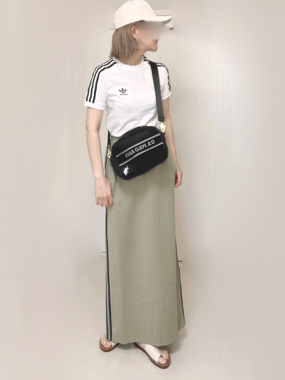 ホワイト系のTシャツ/カットソー、ブラック系のショルダーバッグ、ブルー系のスカートを着用したレディースの夏コーディネートの3枚目の写真