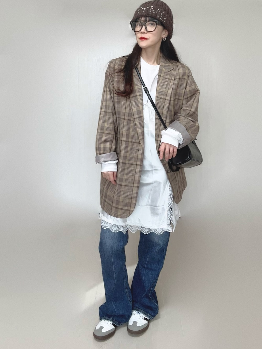 ホワイト系のTシャツ/カットソー、ホワイト系のワンピース、ブラック系のボストンバッグを着用したレディースの春コーディネートの4枚目の写真