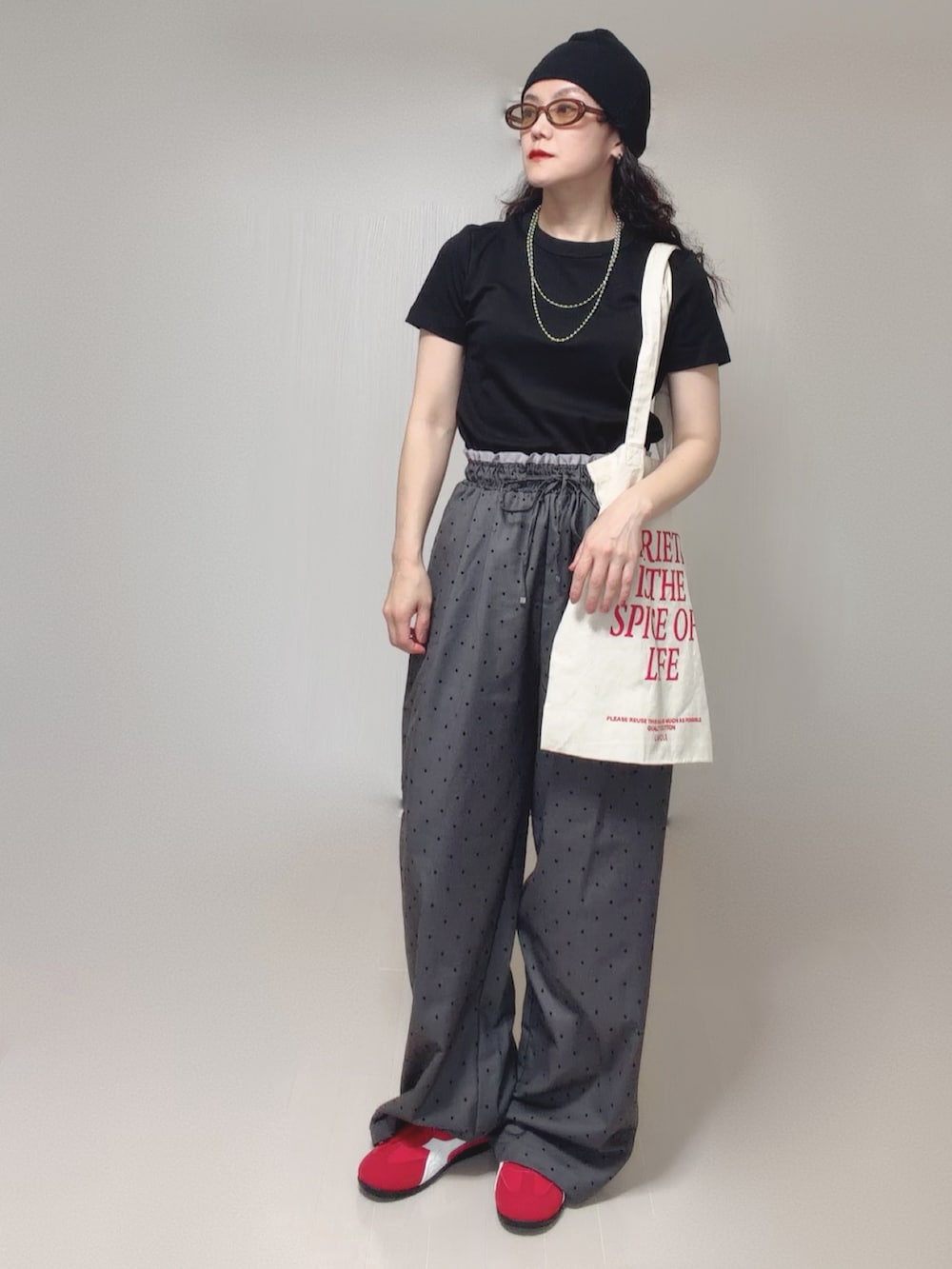 ホワイト系のトートバッグ、ブラック系のTシャツ/カットソー、ブラック系のニットキャップ/ビーニーを着用したレディースの夏コーディネートの4枚目の写真