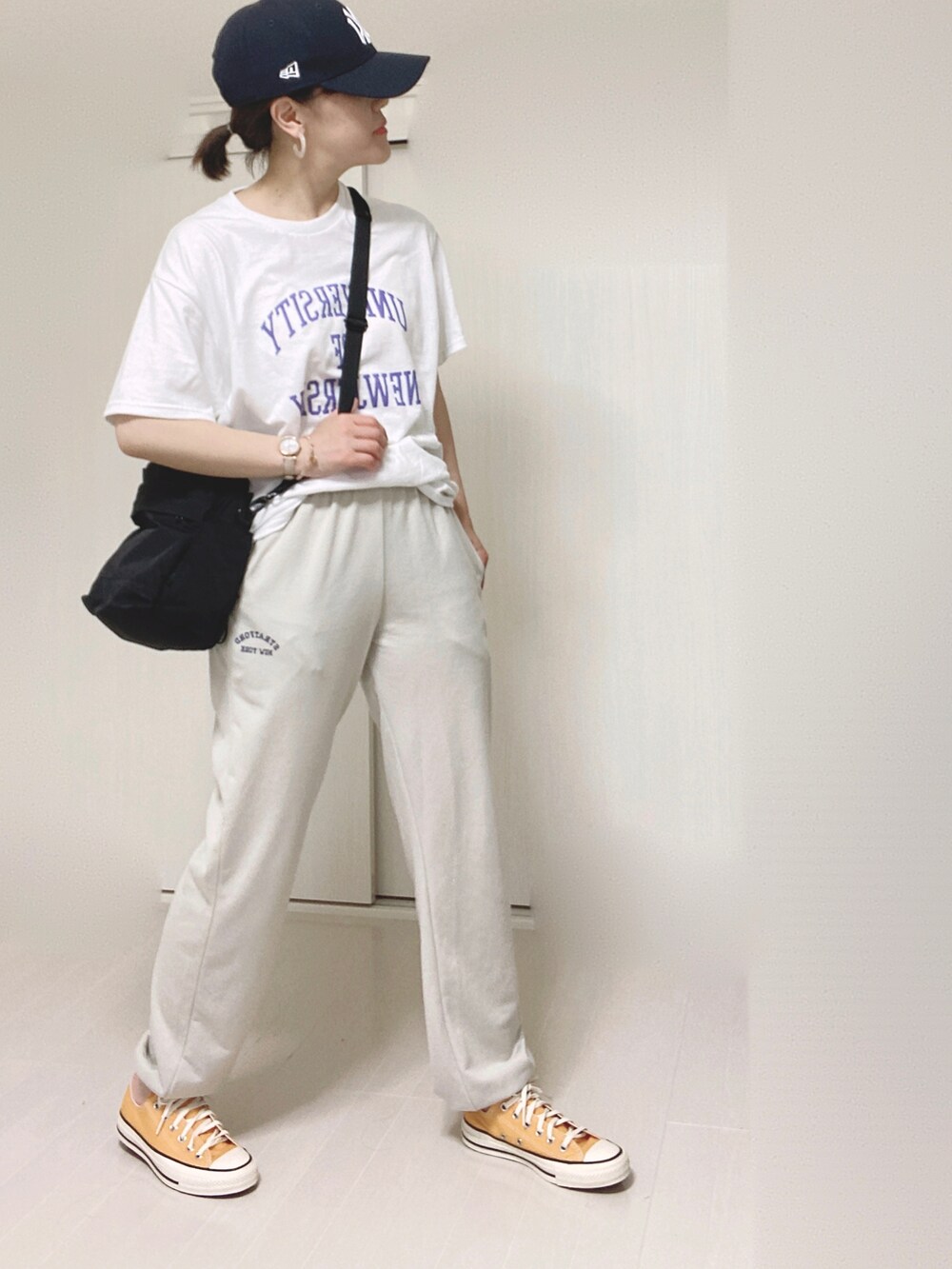 ホワイト系のTシャツ/カットソー、ブラック系のショルダーバッグ、ベージュ系のアナログ腕時計を着用したレディースの夏コーディネートの4枚目の写真