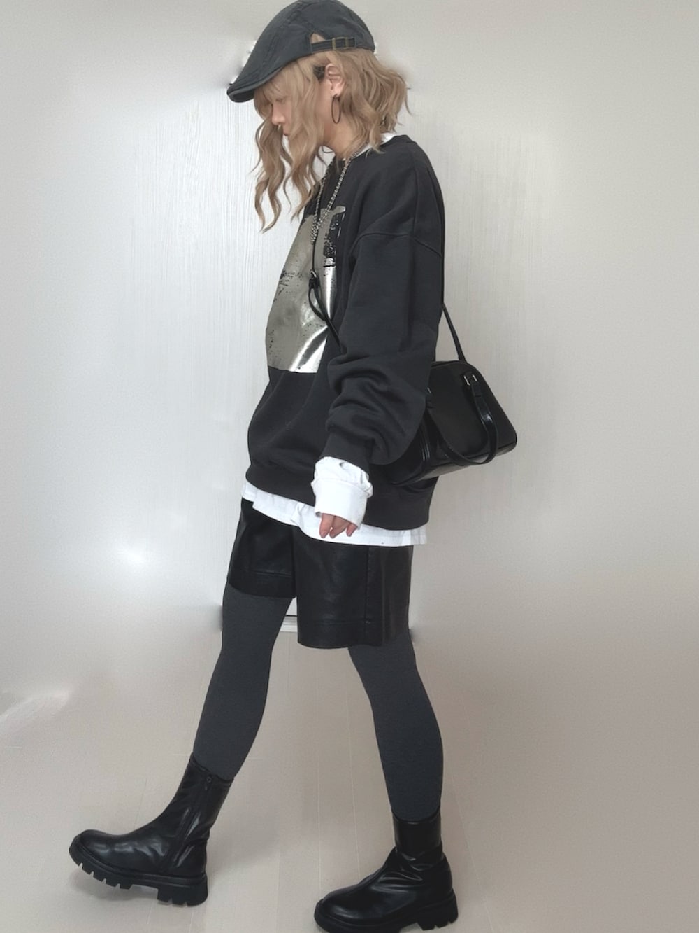 ホワイト系のTシャツ/カットソー、ブラック系のブーツ、ブラック系のスウェットを着用したレディースの冬コーディネートの3枚目の写真