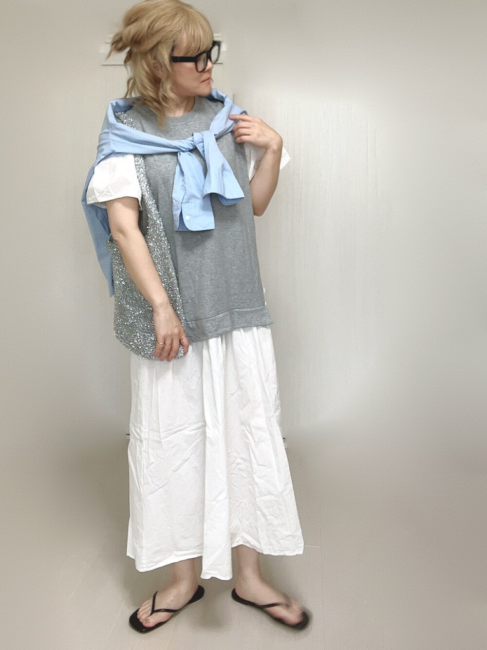 グレー系のワンピース、ブルー系のシャツ/ブラウス、ブラック系のサンダルを着用したレディースの夏コーディネートの3枚目の写真