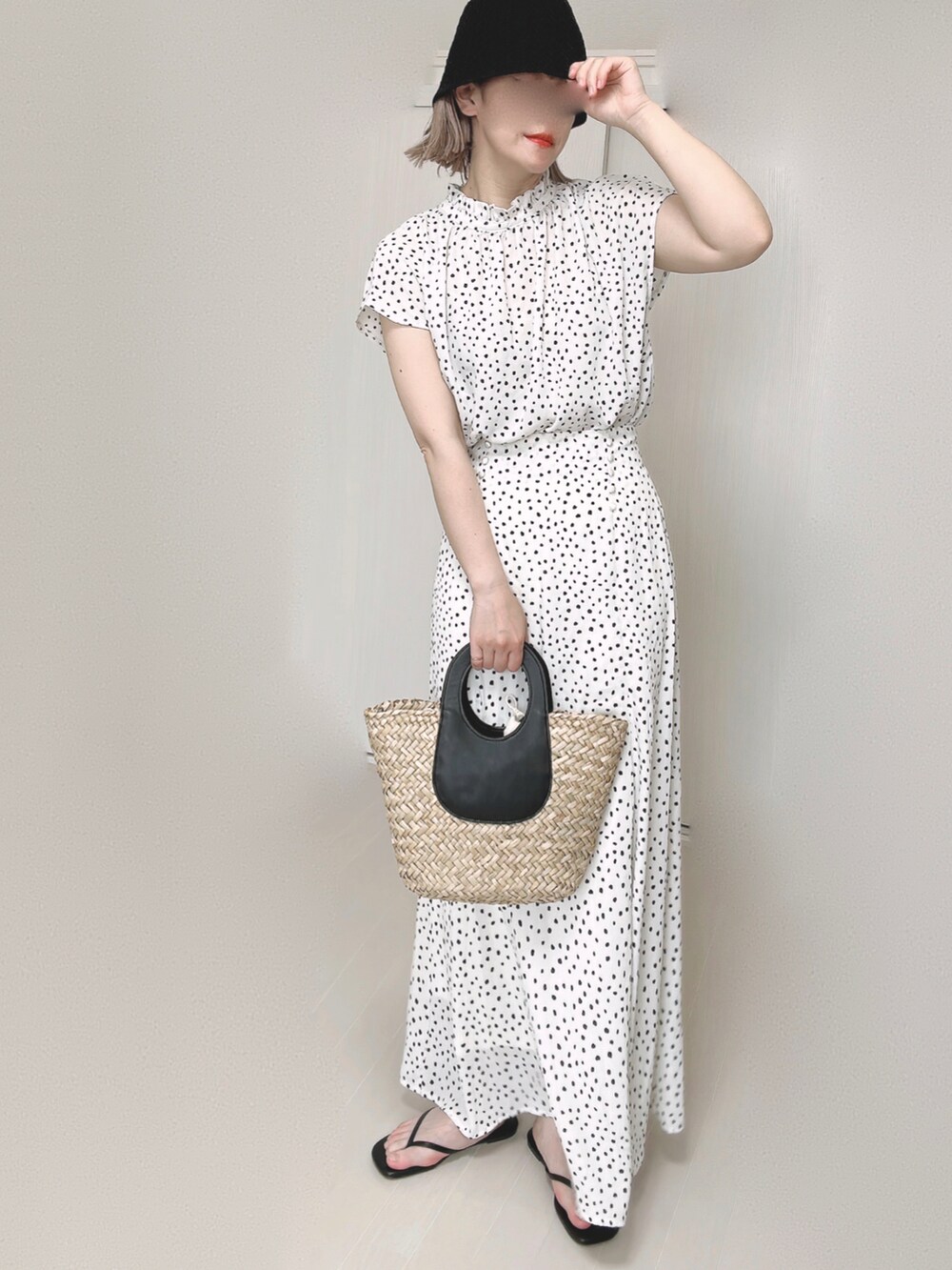 ホワイト系のシャツ/ブラウス、ホワイト系のスカート、ブラック系のサンダルを着用したレディースの夏コーディネートの5枚目の写真