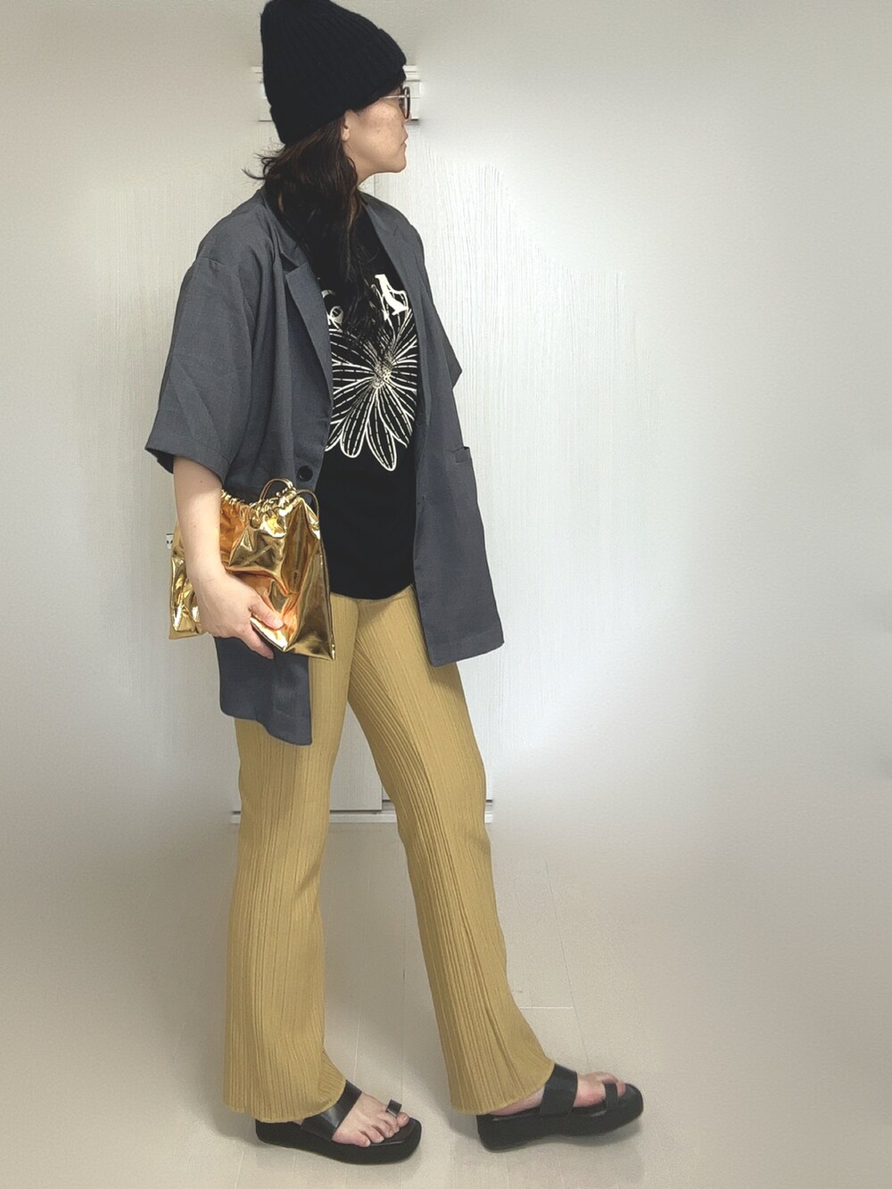 グレー系のテーラードジャケット、ブラック系のTシャツ/カットソー、ゴールド系のショルダーバッグを着用したレディースの夏コーディネートの3枚目の写真