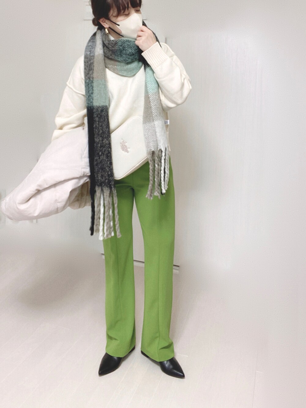 ホワイト系のショルダーバッグ、ホワイト系のダウンジャケット/コート、ホワイト系のニット/セーターを着用したレディースの冬コーディネートの4枚目の写真