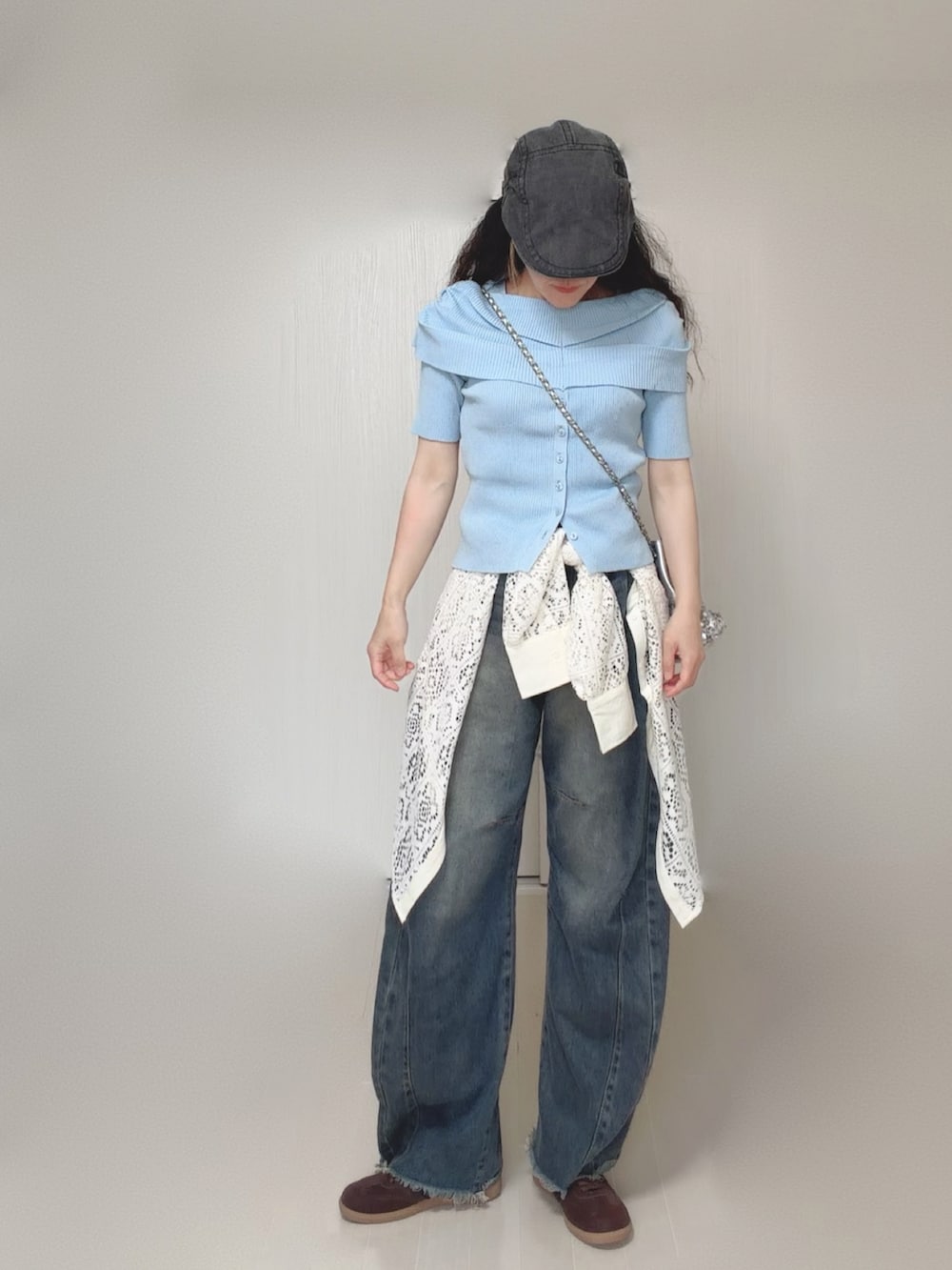 ブルー系のニット/セーター、ホワイト系のシャツ/ブラウス、シルバー系のショルダーバッグを着用したレディースの夏コーディネートの4枚目の写真
