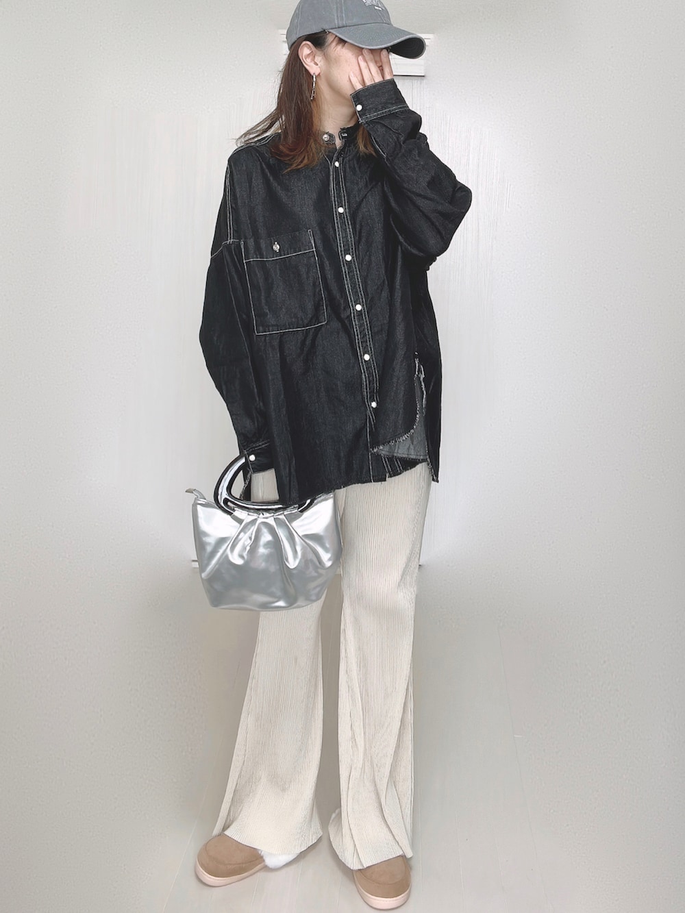 ブラック系のシャツ/ブラウス、ホワイト系のその他パンツ、ブラック系のスニーカーを着用したレディースの秋コーディネートの3枚目の写真