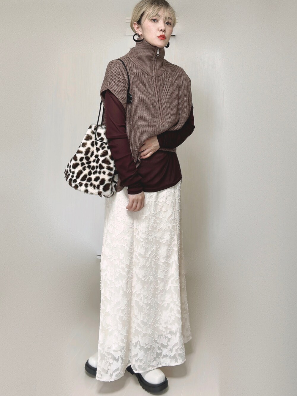 ブラウン系のベスト、ブラウン系のTシャツ/カットソー、その他のショルダーバッグを着用したレディースの秋コーディネートの2枚目の写真