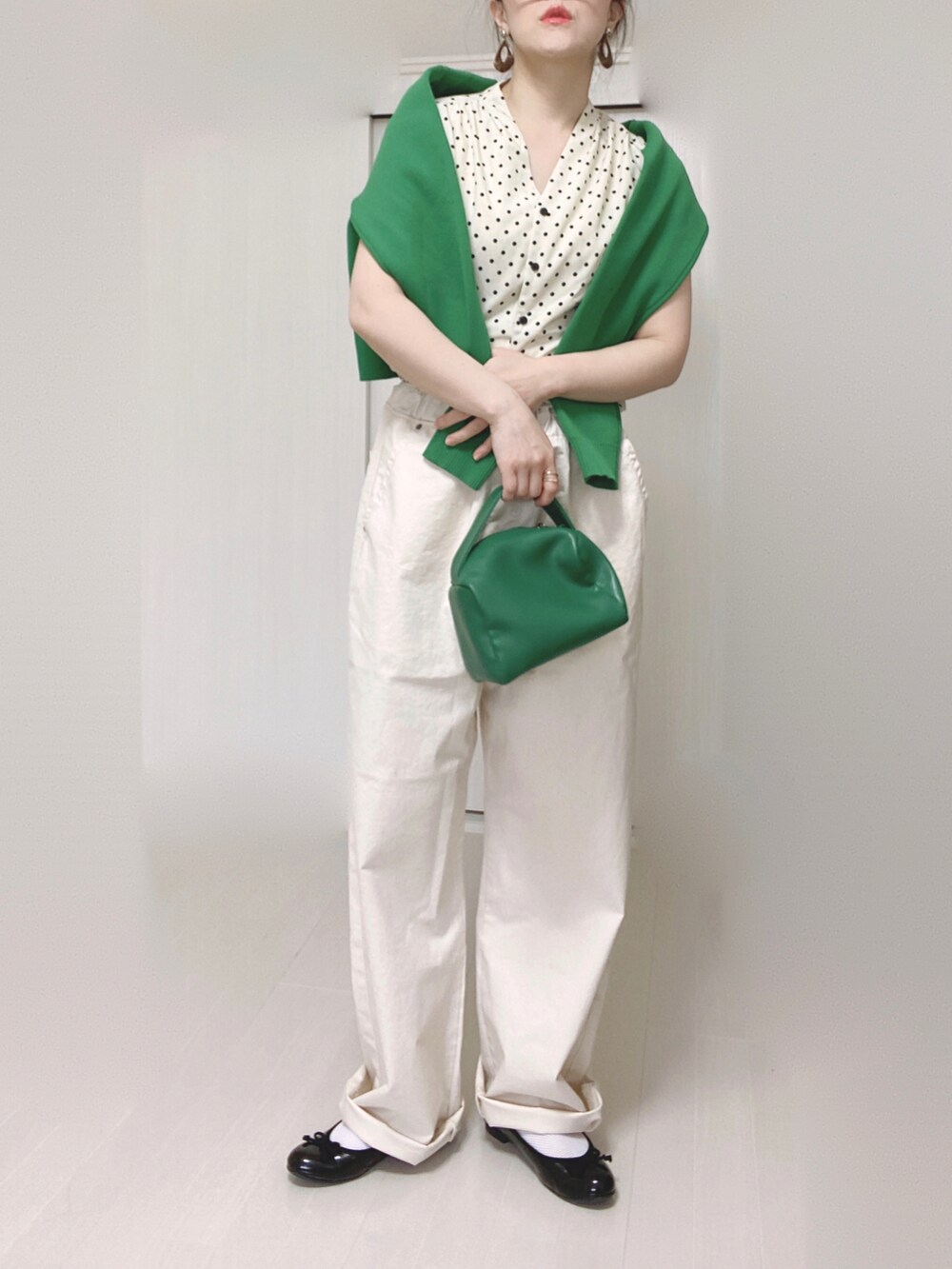 ホワイト系のその他パンツ、グリーン系のカーディガン/ボレロ、ホワイト系のシャツ/ブラウスを着用したレディースの春コーディネートの2枚目の写真