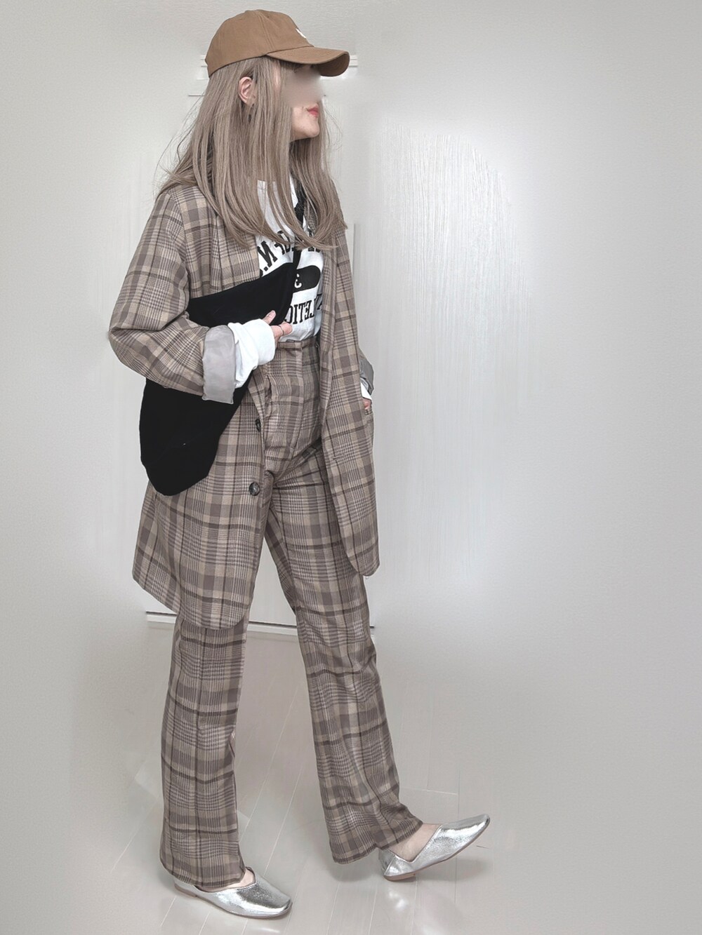ベージュ系のテーラードジャケット、ホワイト系のTシャツ/カットソー、ベージュ系のその他パンツを着用したレディースの秋コーディネートの2枚目の写真