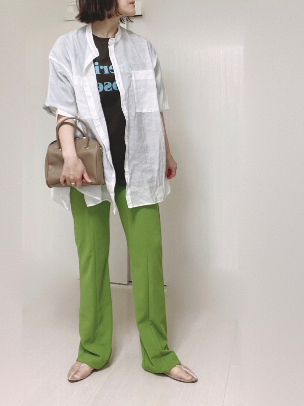 グレー系のTシャツ/カットソー、ホワイト系のシャツ/ブラウス、グリーン系のその他パンツを着用したレディースの春コーディネートの4枚目の写真