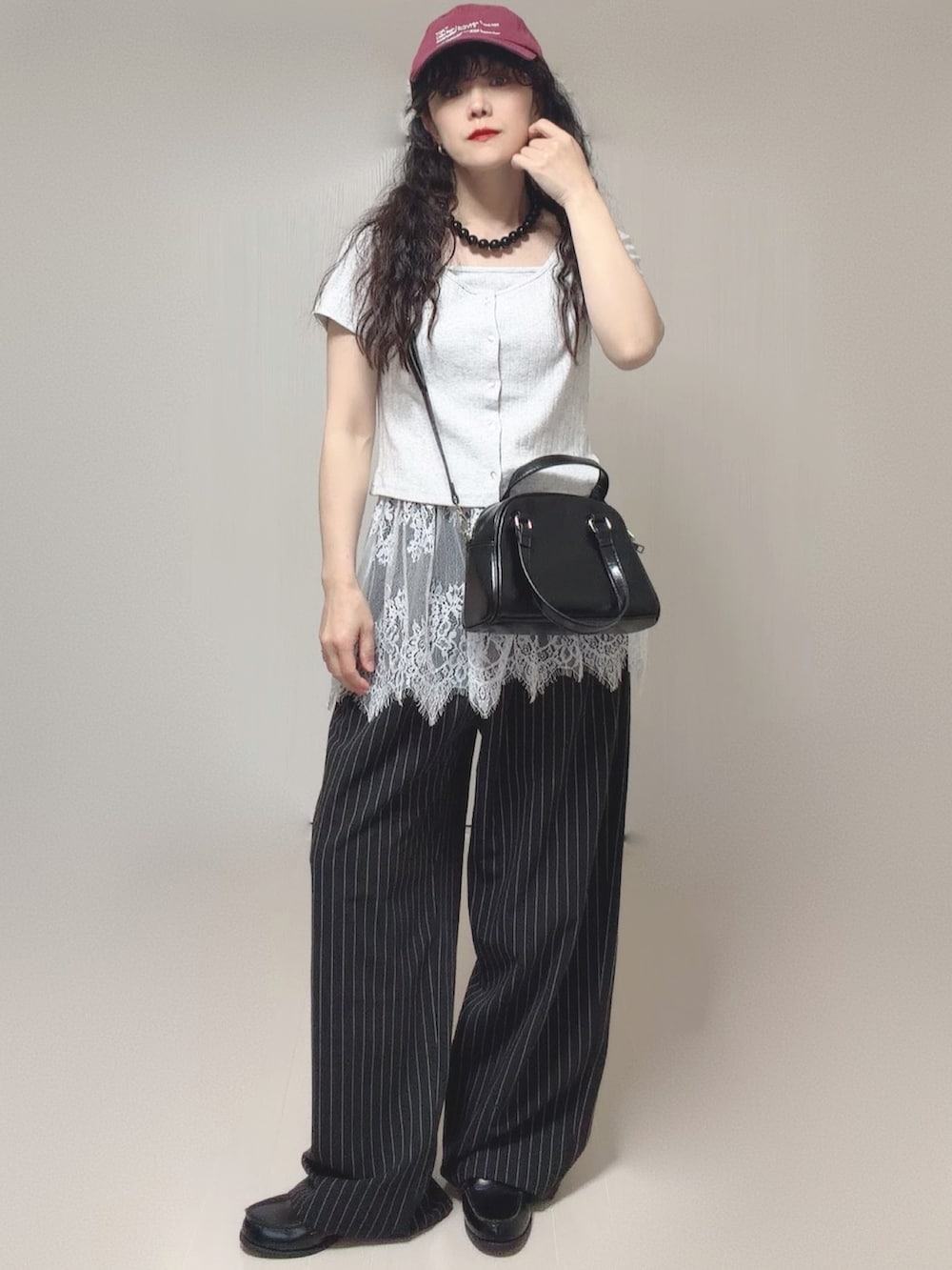 グレー系のTシャツ/カットソー、ブラック系のボストンバッグ、ブラック系のスラックスを着用したレディースの春コーディネートの5枚目の写真