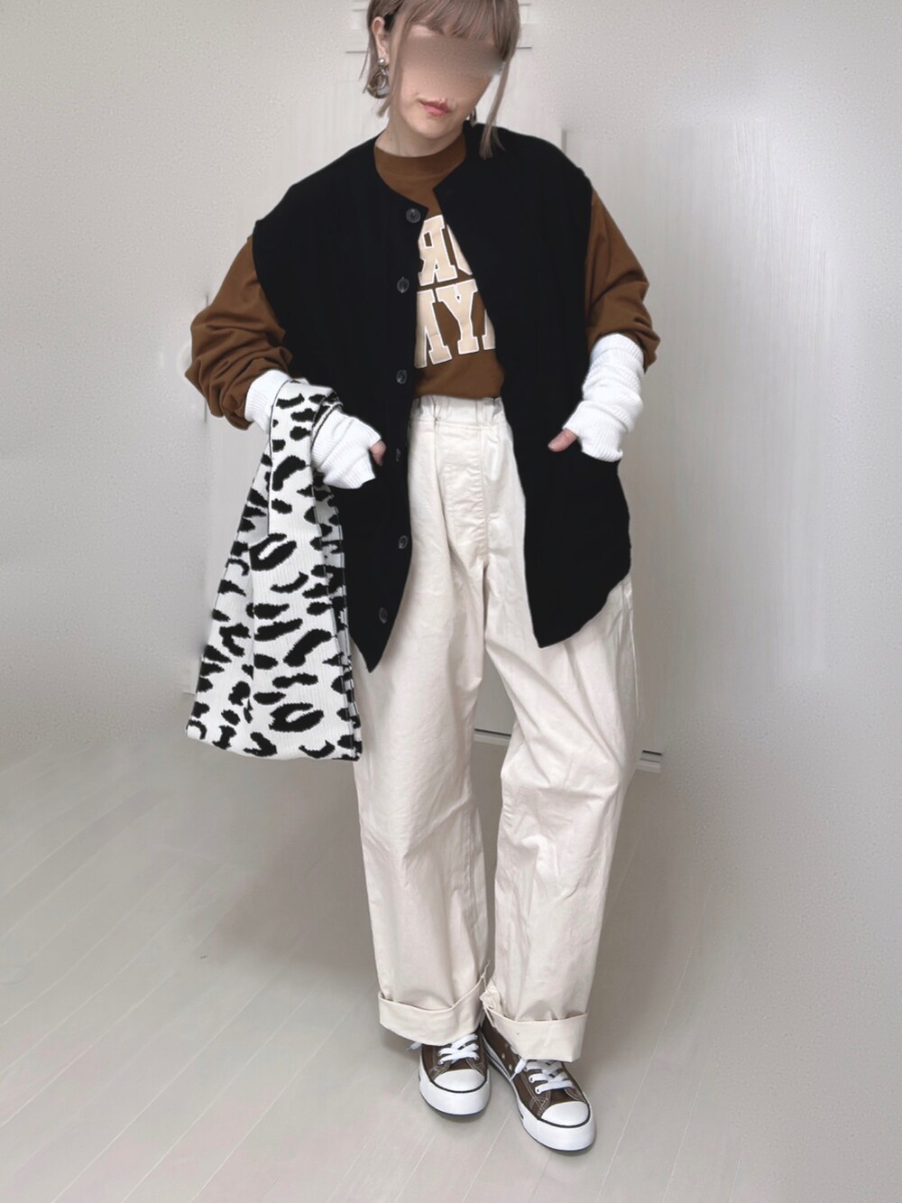 ホワイト系のその他パンツ、ブラック系のベスト、ブラウン系のTシャツ/カットソーを着用したレディースの冬コーディネートの3枚目の写真