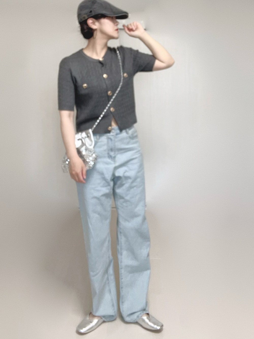 グレー系のカーディガン/ボレロ、シルバー系のパンプス、ブルー系のデニムパンツを着用したレディースの夏コーディネートの3枚目の写真