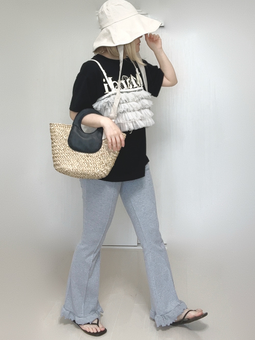 グレー系のその他パンツ、ブラック系のTシャツ/カットソー、ブラック系のサンダルを着用したレディースの夏コーディネートの5枚目の写真