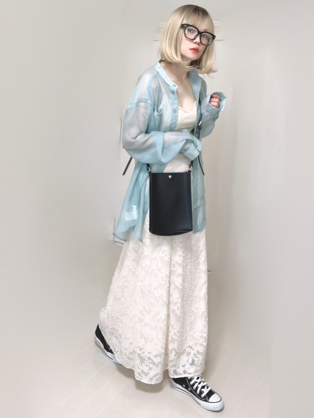 ブルー系のシャツ/ブラウス、ホワイト系のキャミソール、ブラック系のショルダーバッグを着用したレディースの夏コーディネートの5枚目の写真